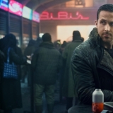 Ryan Gosling, Cop mit stilechter Skepsis, im L.A. des Jahres 2049.