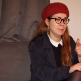 Stefanie Sargnagel beim Interview mit obligatorischer roter Mütze