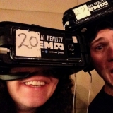Zwei begeisterte Virtual Reality Kinobesucher.