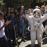 Auggie und sein fresher Astronauten-Style.