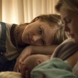 Tully (Mackenzie Davis) beobachtet Marlo (Charlize Theron) beim Stillen.