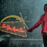 Cool, cooler, Chris Hemsworth als Billy Lee im Regen vor dem 