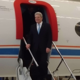 Bundespräsident Joachim Gauck entsteigt dem DLR-Forschungsflugzeug HALO