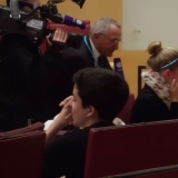 Die Schüler im Plenarsaal reagieren schüchtern als sie vor der Kamera etwas über Gauck sagen sollen.