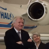 Beim DLR lassen sich Bundes- und Ministerpräsident das Forschungsflugzeug HALO zeigen.