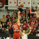 Bayern Center Jared Homan lässt die Fans mit einem Hakenwurf staunen