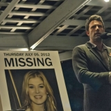 Nick Dunne (Ben Affleck) auf der Suche nach seiner vermissten Frau (Rosamund Pike).