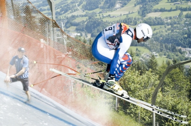 Der Skiprofi Hannes Reichelt jagt die legendäre Abfahrt Streif hinunter.