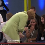 Merkel versucht die weinende Reem zu trösten.