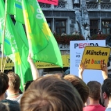 München ist bunt: Demonstranten am Marienplatz gegen den Auftritt von Lutz Bachmann bei Bagida.