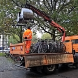 Kackdreist präsentieren die Männer in orange ihre Beute!