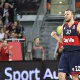 Die Siegerfaust geballt: Dusko Savanovic und der FC Bayern Basketball.