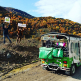 Mindestens so bunt wie das Herbstlaub im Hintergrund: das Pilgreens-TukTuk