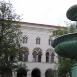 Der Brunnen am Geschwister-Scholl-Platz vor dem LMU Hauptgebäude