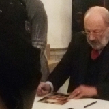 Umberto Eco beim Signieren