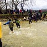 Mit Seilen gelangten die Flüchtlinge über den Fluss