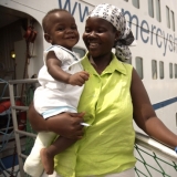 Patienten vor Hospitalschiff Africa Mercy Mercy Ships