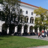 Wie kann man Universität und Kinder unter einen Hut bringen?