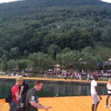 Festivalstimmung am Rande der Floating Piers