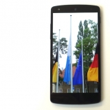 Flaggen auf Halbmast auf einem Smartphone-Bildschirm