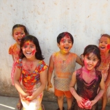 So geht Holi in Indien oder Nepal.