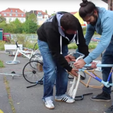 Keno beim Fahrradbauen