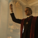 Leg dich nicht mit einem Templer an: Jeremy Irons hat den Edenapfel in der Hand.