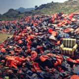 Haufenweise Schwimmwesten an der Küste der Insel Lesbos. Originalfoto von Herlinde Koelbl