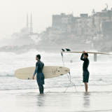 Die jungen Surfer am Strand Gazas